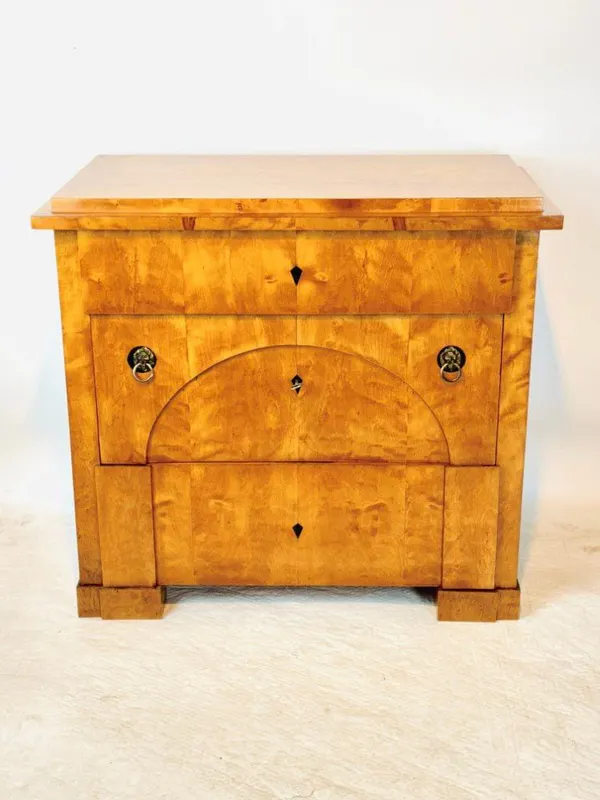 Biedermeier-Kommode, Birke, Berlin um 1820, Segmentbogen und Bronzelöwen