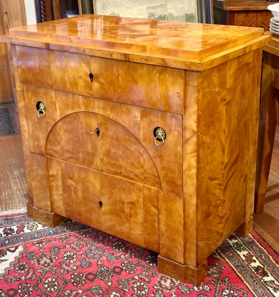 Biedermeier-Kommode, Birke, Berlin um 1820, Segmentbogen und Bronzelöwen, Ansicht 2
