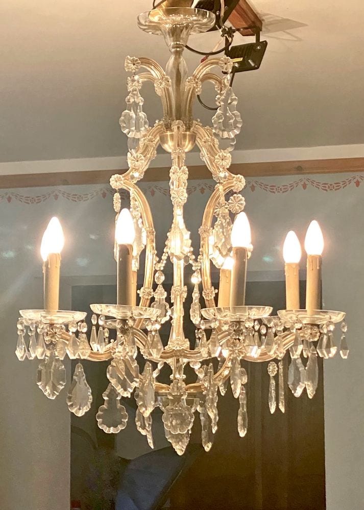 Großer Kronleuchter im Maria-Theresia-Stil, 8-flammig, mit Prismen, Ansicht 2