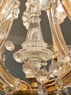 Großer Kronleuchter im Maria-Theresia-Stil, 8-flammig, mit Prismen, Ansicht 3