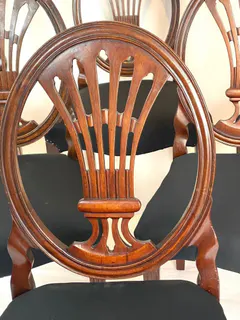 Satz von sechs Louis-Seize-Stühlen, massiv Nussbaum, um 1780, Ansicht 4