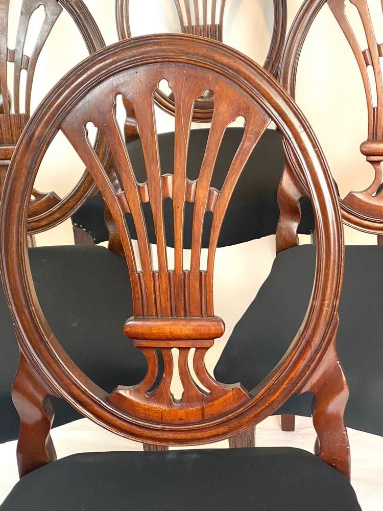 Satz von sechs Louis-Seize-Stühlen, massiv Nussbaum, um 1780, Ansicht 4