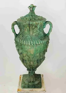 Große Amphorenvase aus Stein, grün gefasst