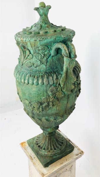 Große Amphorenvase aus Stein, grün gefasst, Ansicht 2