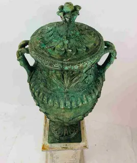 Große Amphorenvase aus Stein, grün gefasst, Ansicht 3