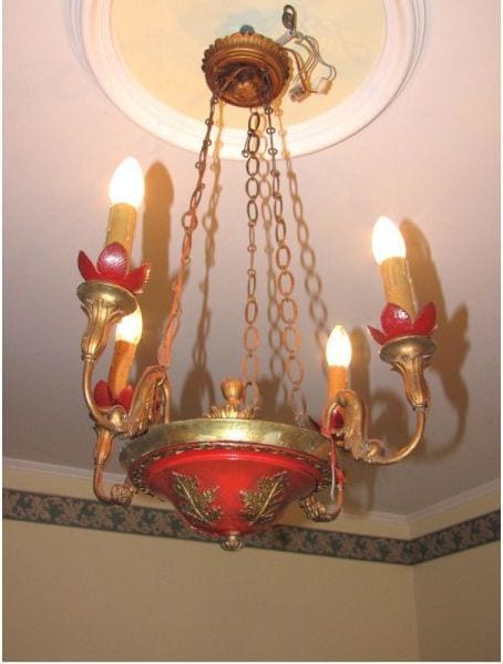 Biedermeier-Deckenlampe, vierflammig, rot gefasst mit vergoldetem Akanthus
