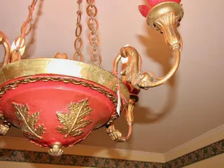 Biedermeier-Deckenlampe, vierflammig, rot gefasst mit vergoldetem Akanthus, Ansicht 2