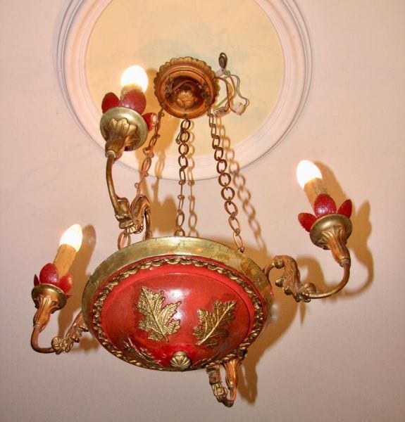 Biedermeier-Deckenlampe, vierflammig, rot gefasst mit vergoldetem Akanthus, Ansicht 3