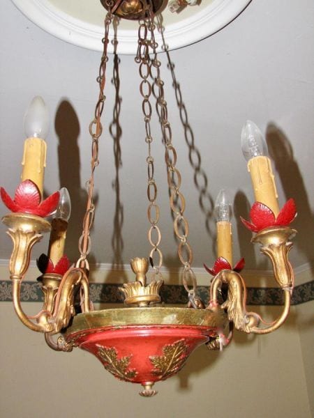 Biedermeier-Deckenlampe, vierflammig, rot gefasst mit vergoldetem Akanthus, Ansicht 4