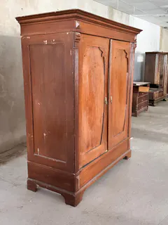 Gründerzeit-Kleiderschrank mit gemaserten Türfüllungen, Ansicht 2