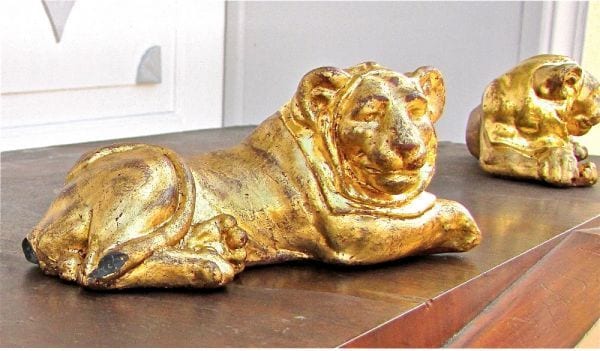 Liegendes Löwenpaar auf Biedermeier-Sekretär, Terrakotta, alte Vergoldung