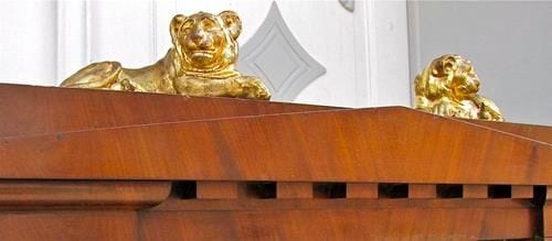 Liegendes Löwenpaar auf Biedermeier-Sekretär, Terrakotta, alte Vergoldung, Ansicht 3