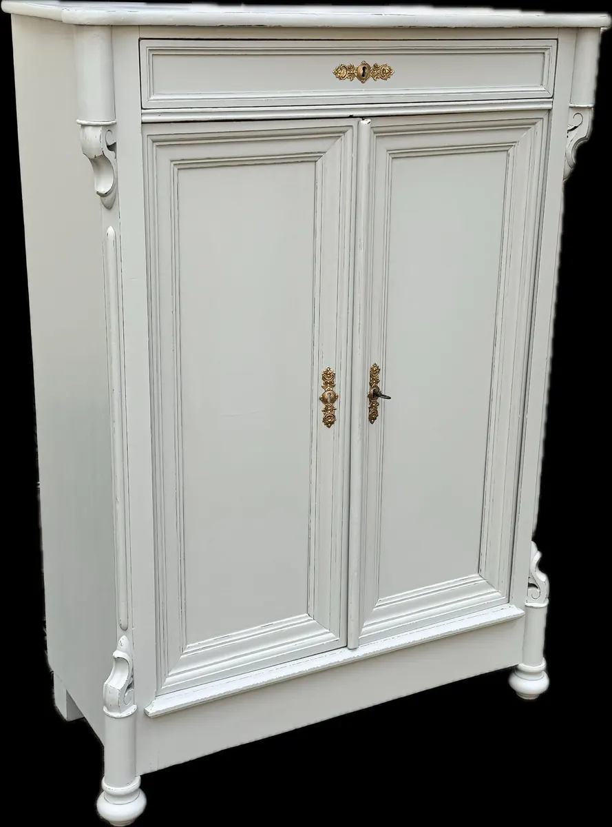 Gründerzeit- Vertiko, Deutsch um 1860 mit grauer Fassung mit Messingbeschlägen, Ansicht 1