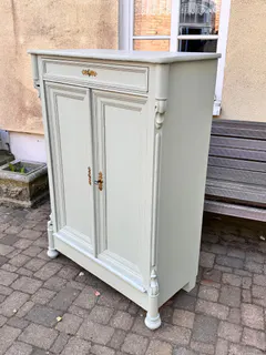 Gründerzeit- Vertiko, Deutsch um 1860 mit grauer Fassung mit Messingbeschlägen, Ansicht 2