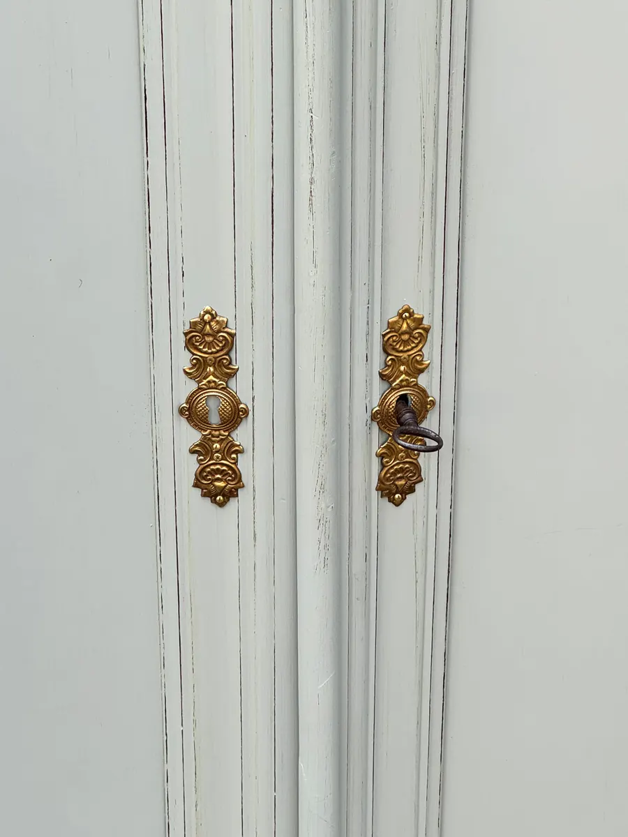 Gründerzeit- Vertiko, Deutsch um 1860 mit grauer Fassung mit Messingbeschlägen, Ansicht 4
