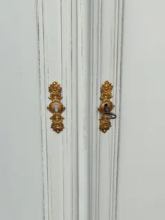 Gründerzeit- Vertiko, Deutsch um 1860 mit grauer Fassung mit Messingbeschlägen, Ansicht 4