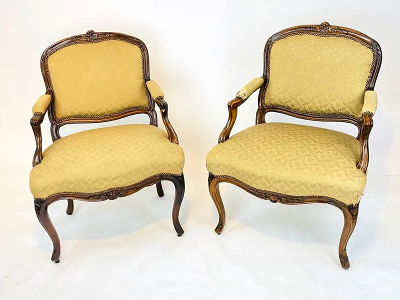 Zwei Barocksessel, Armlehnsessel, Nussbaum, 18. Jh.