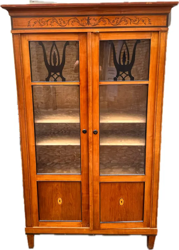 Vitrine im Biedermeier-Stil, Kirsche mit ebonisierten Bändern und Rankenmarketerie
