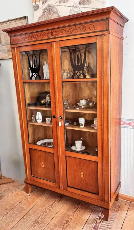 Vitrine im Biedermeier-Stil, Kirsche mit ebonisierten Bändern und Rankenmarketerie, Ansicht 2