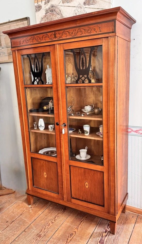 Vitrine im Biedermeier-Stil, Kirsche mit ebonisierten Bändern und Rankenmarketerie, Ansicht 2