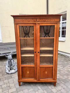 Vitrine im Biedermeier-Stil, Kirsche mit ebonisierten Bändern und Rankenmarketerie, Ansicht 3
