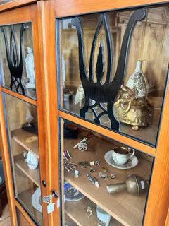 Vitrine im Biedermeier-Stil, Kirsche mit ebonisierten Bändern und Rankenmarketerie, Ansicht 4