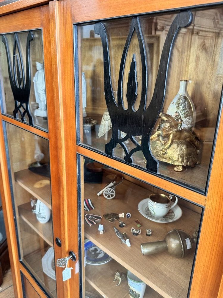 Vitrine im Biedermeier-Stil, Kirsche mit ebonisierten Bändern und Rankenmarketerie, Ansicht 4