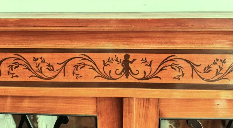 Vitrine im Biedermeier-Stil, Kirsche mit ebonisierten Bändern und Rankenmarketerie, Ansicht 5