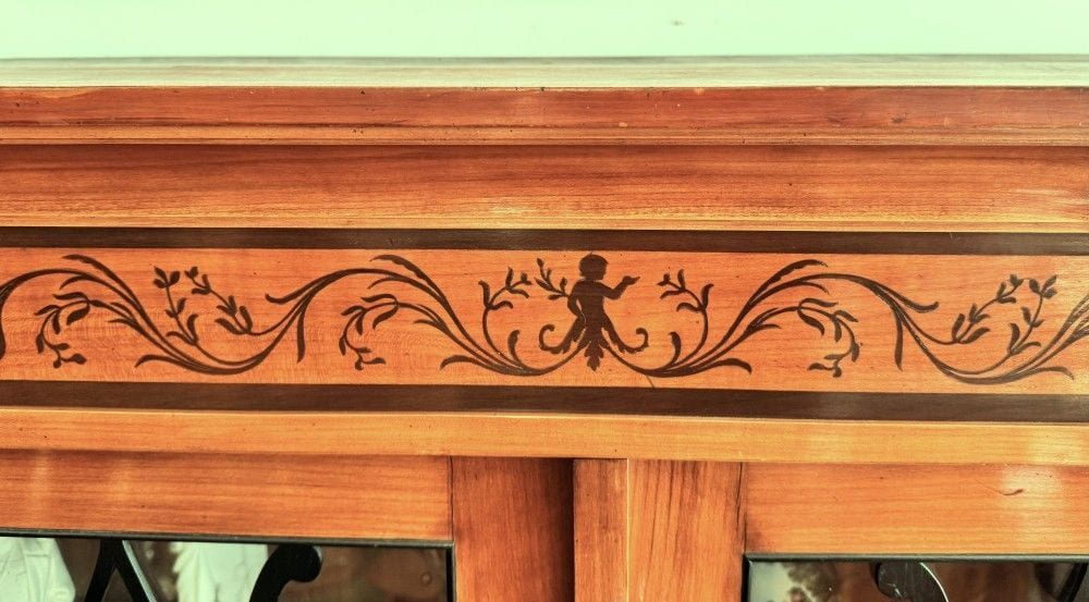 Vitrine im Biedermeier-Stil, Kirsche mit ebonisierten Bändern und Rankenmarketerie, Ansicht 5