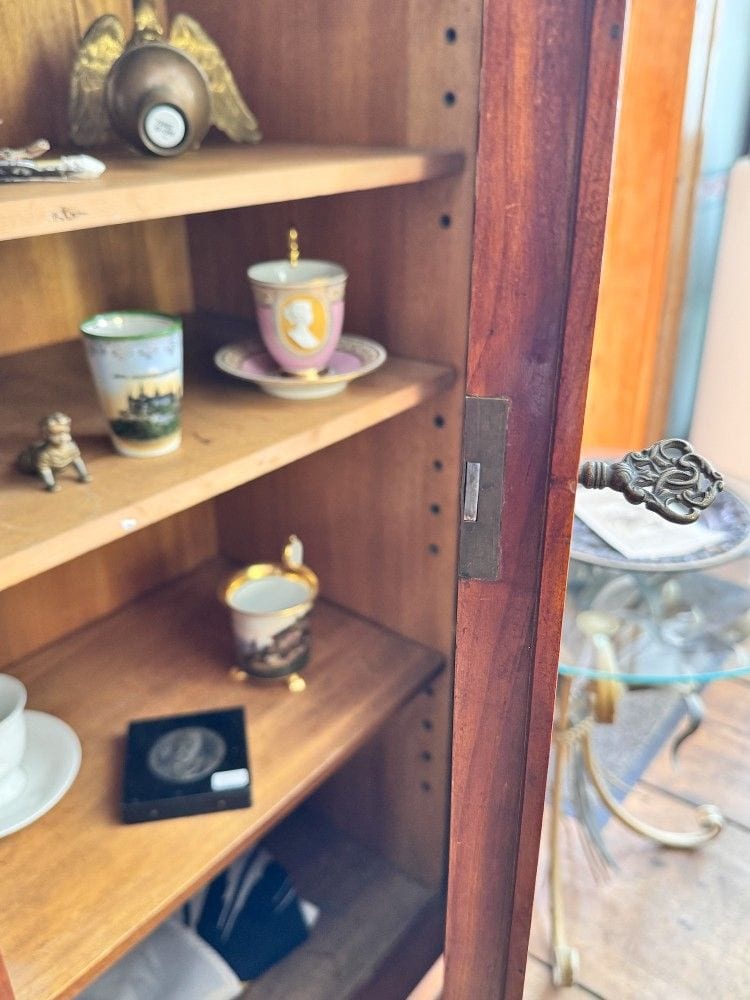 Vitrine im Biedermeier-Stil, Kirsche mit ebonisierten Bändern und Rankenmarketerie, Ansicht 6