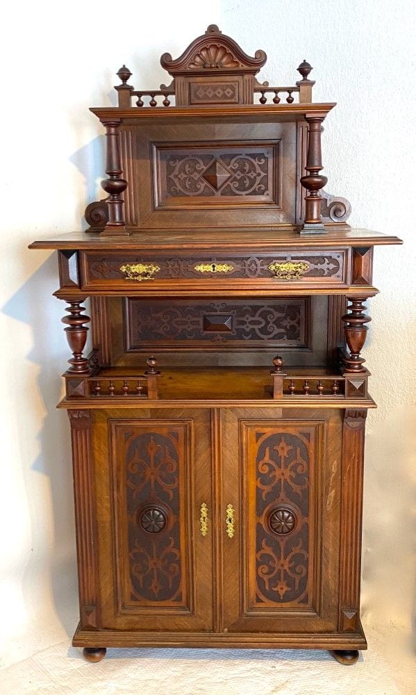 Gründerzeit-Vertiko mit offenem Mittelteil und Galerie, Nussbaum, Berlin um 1880