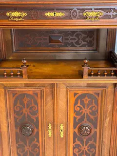 Gründerzeit-Vertiko mit offenem Mittelteil und Galerie, Nussbaum, Berlin um 1880, Ansicht 2