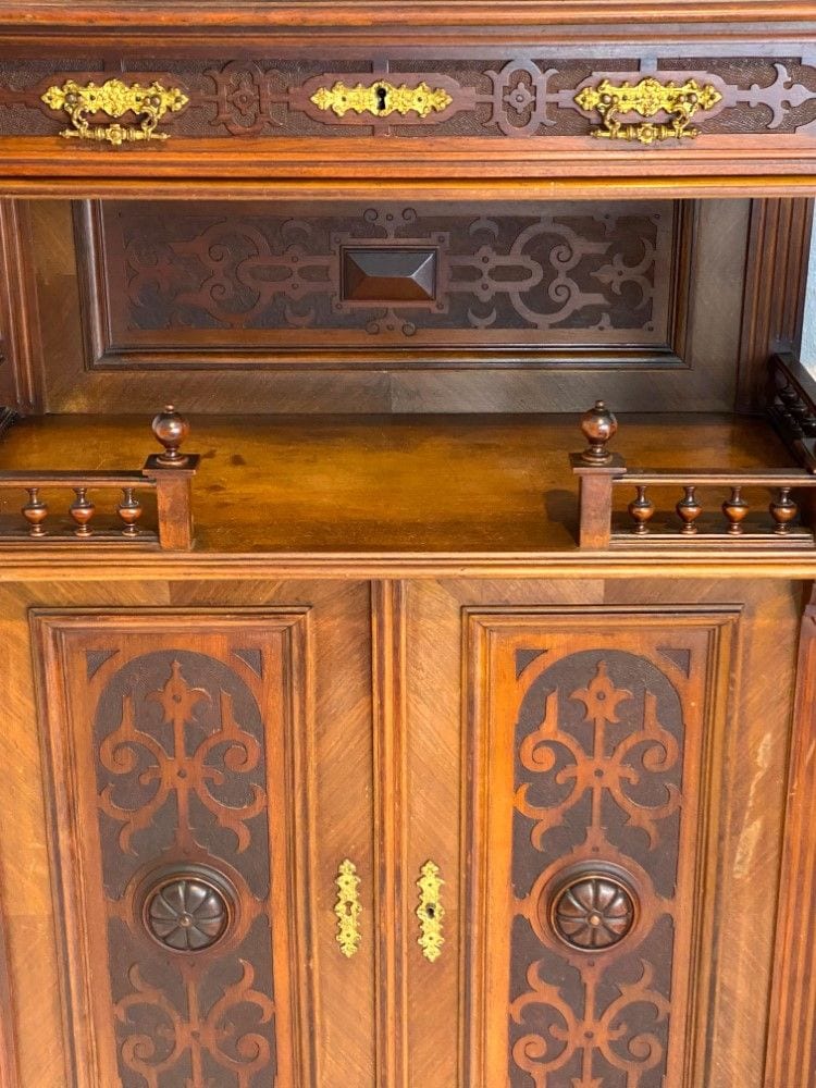 Gründerzeit-Vertiko mit offenem Mittelteil und Galerie, Nussbaum, Berlin um 1880, Ansicht 2