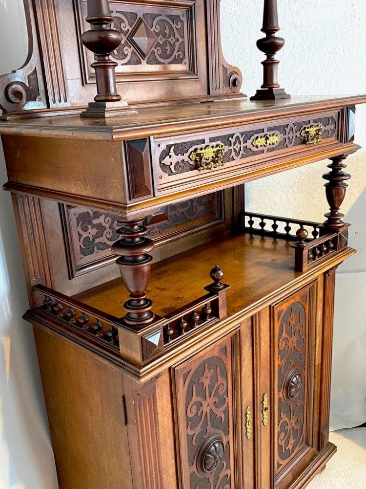 Gründerzeit-Vertiko mit offenem Mittelteil und Galerie, Nussbaum, Berlin um 1880, Ansicht 3
