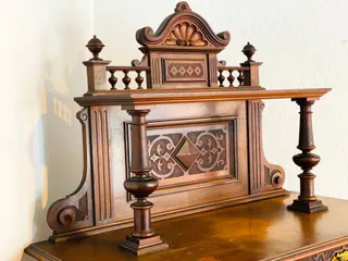 Gründerzeit-Vertiko mit offenem Mittelteil und Galerie, Nussbaum, Berlin um 1880, Ansicht 4