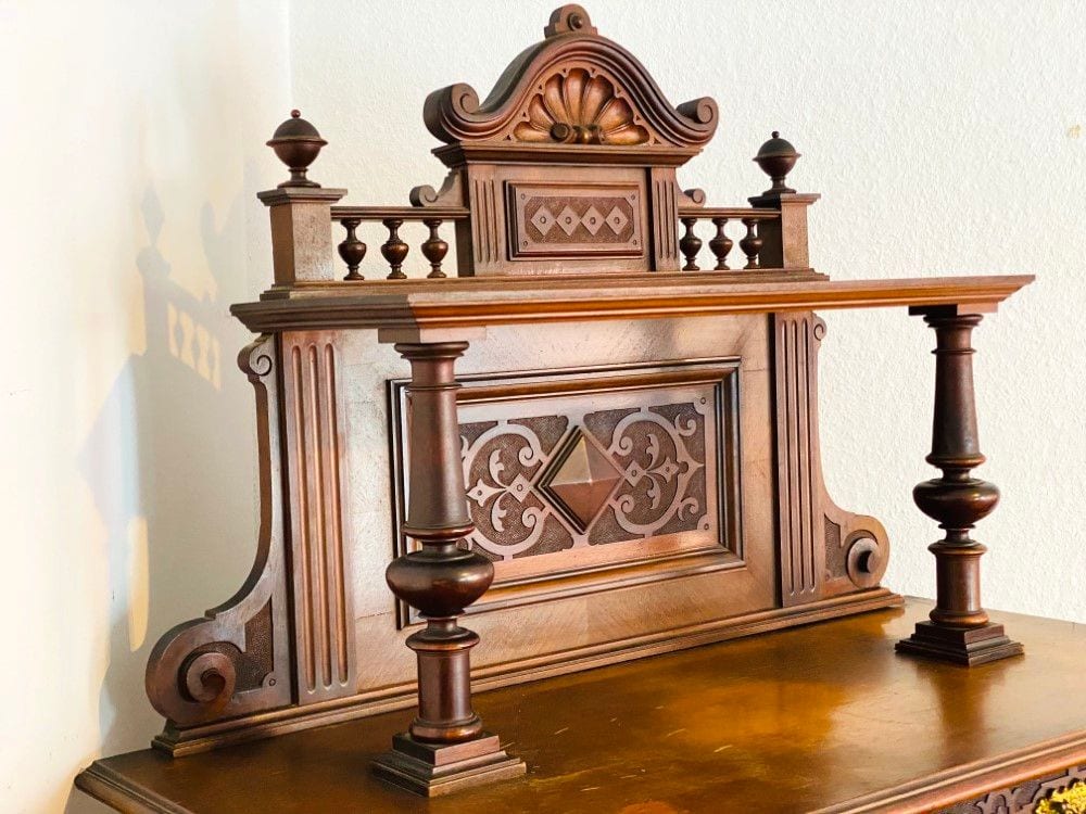 Gründerzeit-Vertiko mit offenem Mittelteil und Galerie, Nussbaum, Berlin um 1880, Ansicht 4
