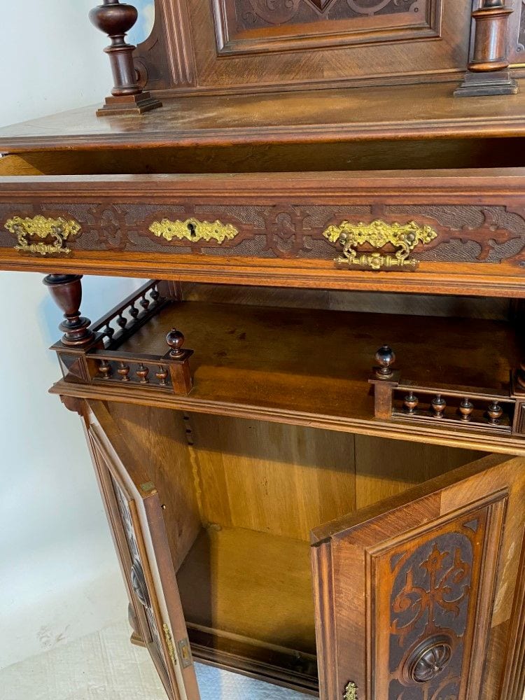 Gründerzeit-Vertiko mit offenem Mittelteil und Galerie, Nussbaum, Berlin um 1880, Ansicht 7