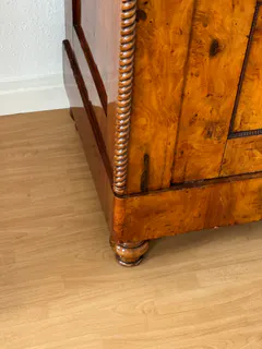 Biedermeier-Schrank aus Wurzelholz mit Seilstabprofilen, Ansicht 3