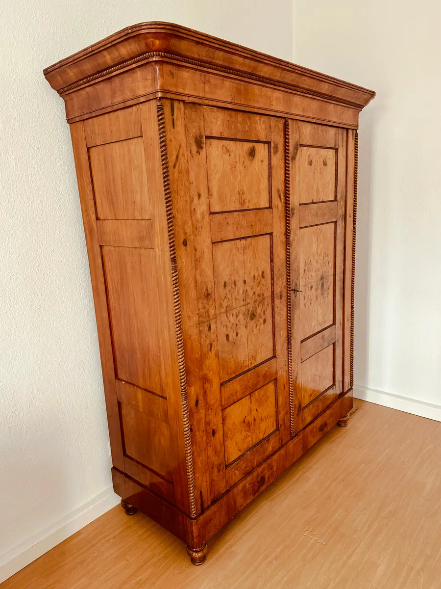 Biedermeier-Schrank aus Wurzelholz mit Seilstabprofilen, Ansicht 4
