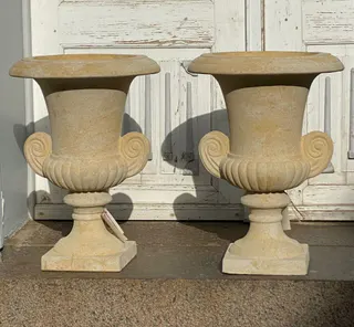 Paar Gartenamphoren, Sandsteinguss, im klassizistischen Stil, Ansicht 1