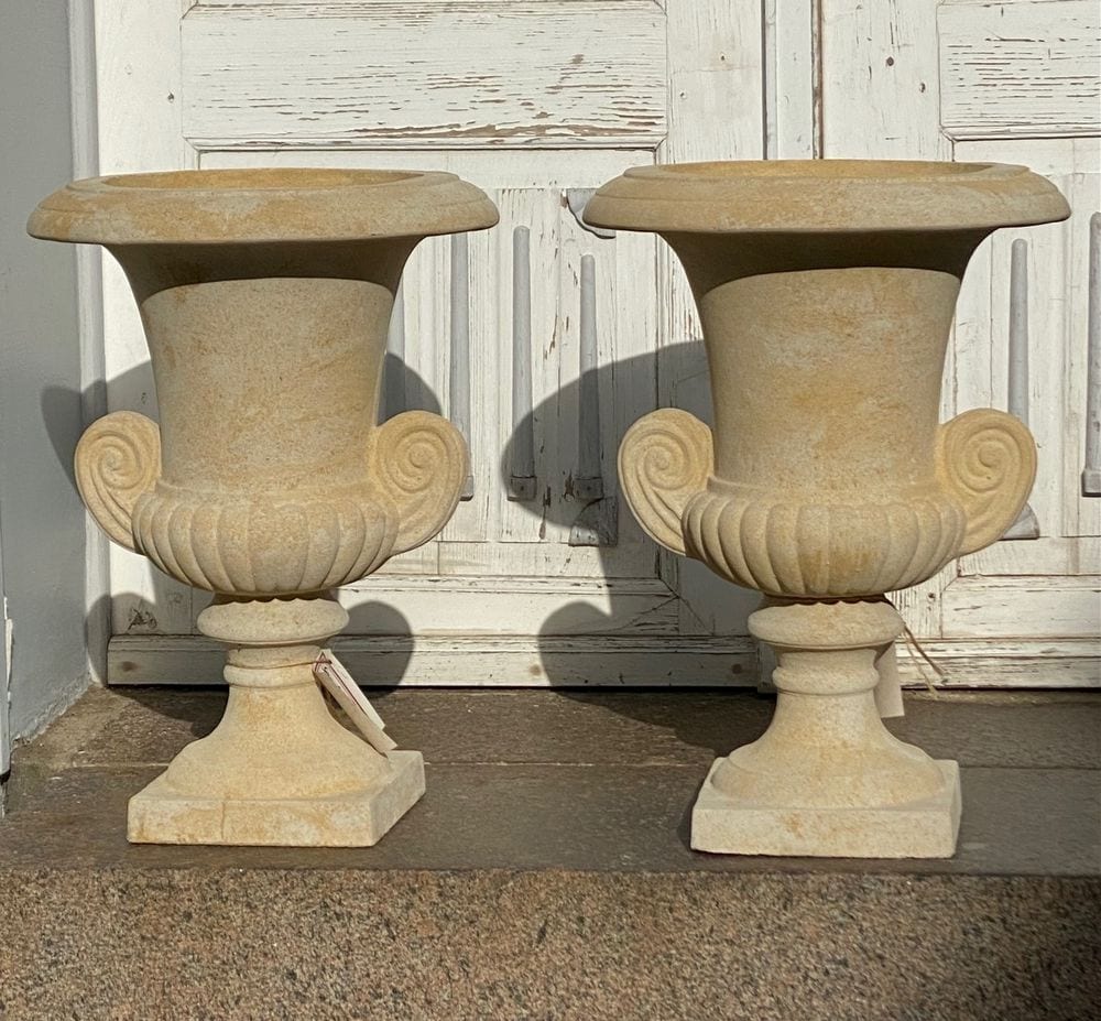 Paar Gartenamphoren, Sandsteinguss, im klassizistischen Stil, Ansicht 1