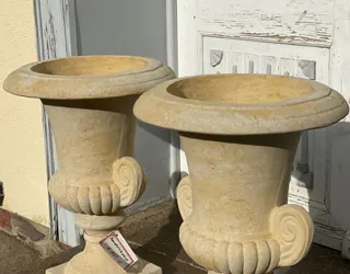 Paar Gartenamphoren, Sandsteinguss, im klassizistischen Stil, Ansicht 2