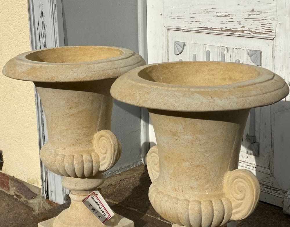 Paar Gartenamphoren, Sandsteinguss, im klassizistischen Stil, Ansicht 2