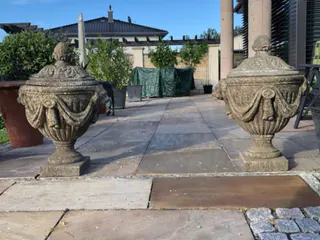 Deckelvase im klassizistischen Stil, Sandsteinguss, mit Löwenköpfen, Ansicht 1