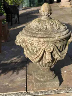 Deckelvase im klassizistischen Stil, Sandsteinguss, mit Löwenköpfen, Ansicht 3