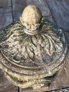 Deckelvase im klassizistischen Stil, Sandsteinguss, mit Löwenköpfen, Ansicht 5
