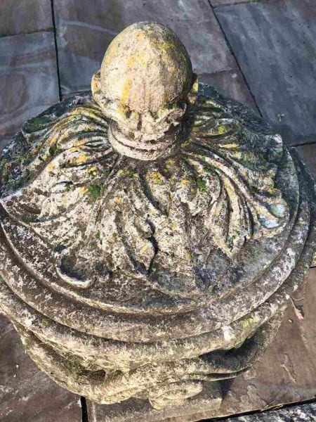 Deckelvase im klassizistischen Stil, Sandsteinguss, mit Löwenköpfen, Ansicht 5