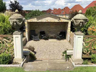 Deckelvase im klassizistischen Stil, Sandsteinguss, mit Löwenköpfen, Ansicht 6