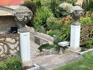 Deckelvase im klassizistischen Stil, Sandsteinguss, mit Löwenköpfen, Ansicht 8