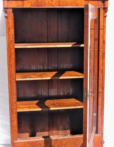 Spätbiedermeier-Vitrine, Birke furniert, um 1860, Ansicht 3